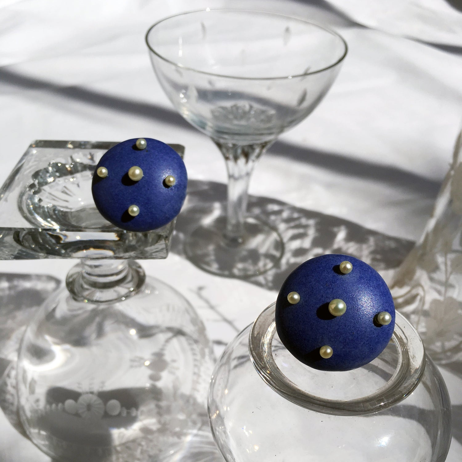 Materiais e cuidados com joais em porcelana.